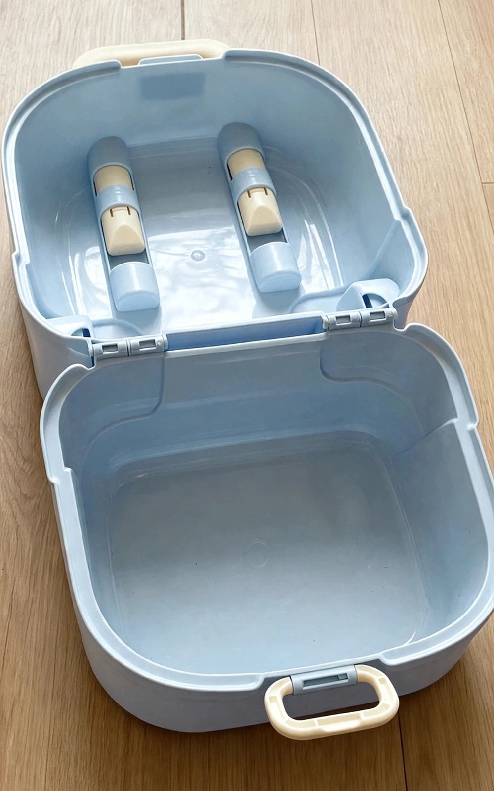 Cosmetic or toys case 14"x14"x3.1 with wheels cream color